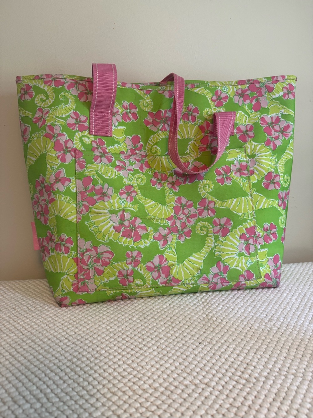 Insulated tote
16x15x5
Lily Pulitzer